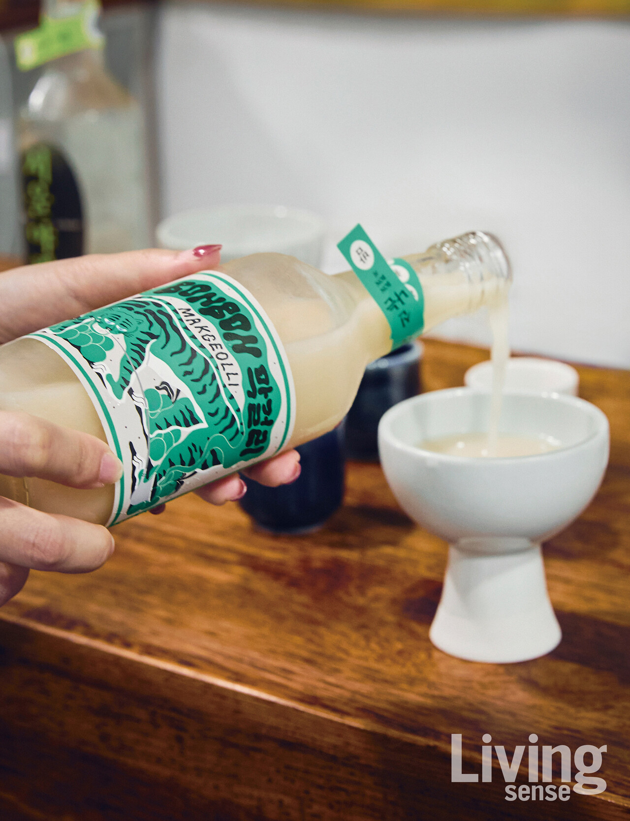 봉봉 막걸리’를 따르는 장면.