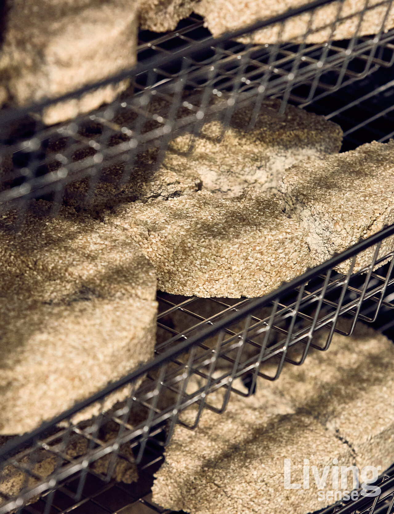 몽타주조는 병풀을 넣어 직접 누룩을 띄운다. 누구나 편안하게 마실 수 있는 술로 완성되기를 바라며, 평소 품고 있던 꿈을 막걸리에 담아낸다.