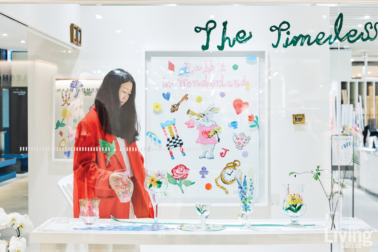 오일파스텔 특유의 따뜻하고 동화적인 분위기를 자아내는 전시 공간 속 정재인 작가.