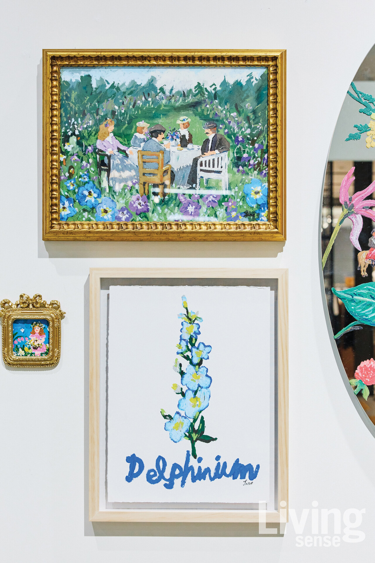 현실과 환상이 뒤섞인 시공간 속 작가 특유의 사랑스러운 색감과 꽃이 가득 그려진 ‘DINING IN AN FIELD OF BLOSSOMS