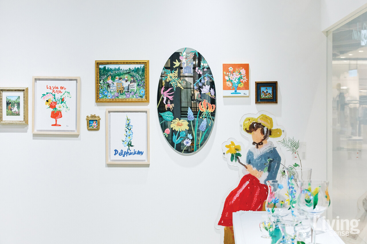 전시 벽면에는 5개의 에디션 중 하나이자 이번 전시 중 가장 반응이 뜨거운 꽃이 가득한 원형 거울이 벽에 걸려 있다.