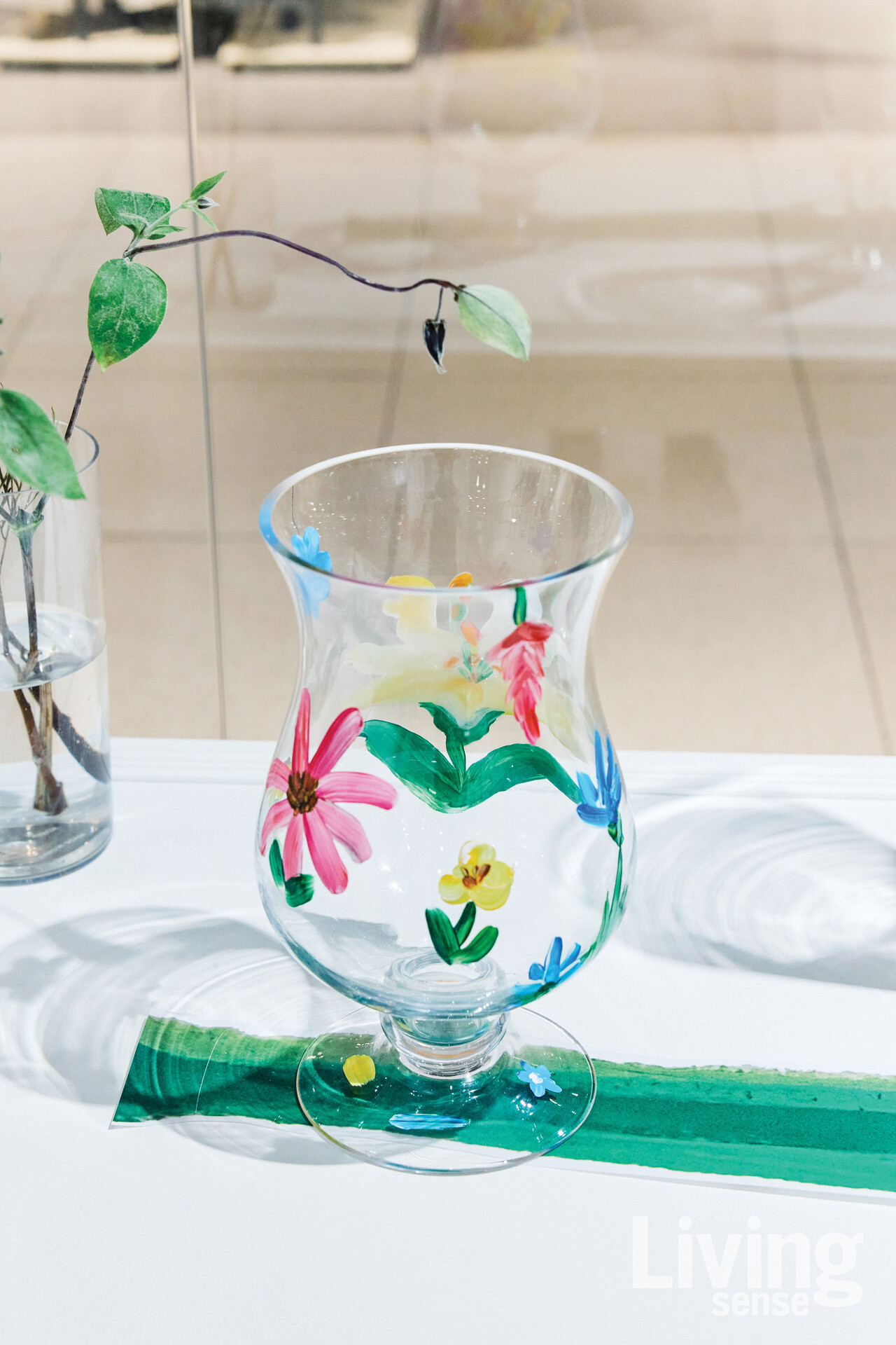  아름다운 색감의 꽃이 그려진 화병