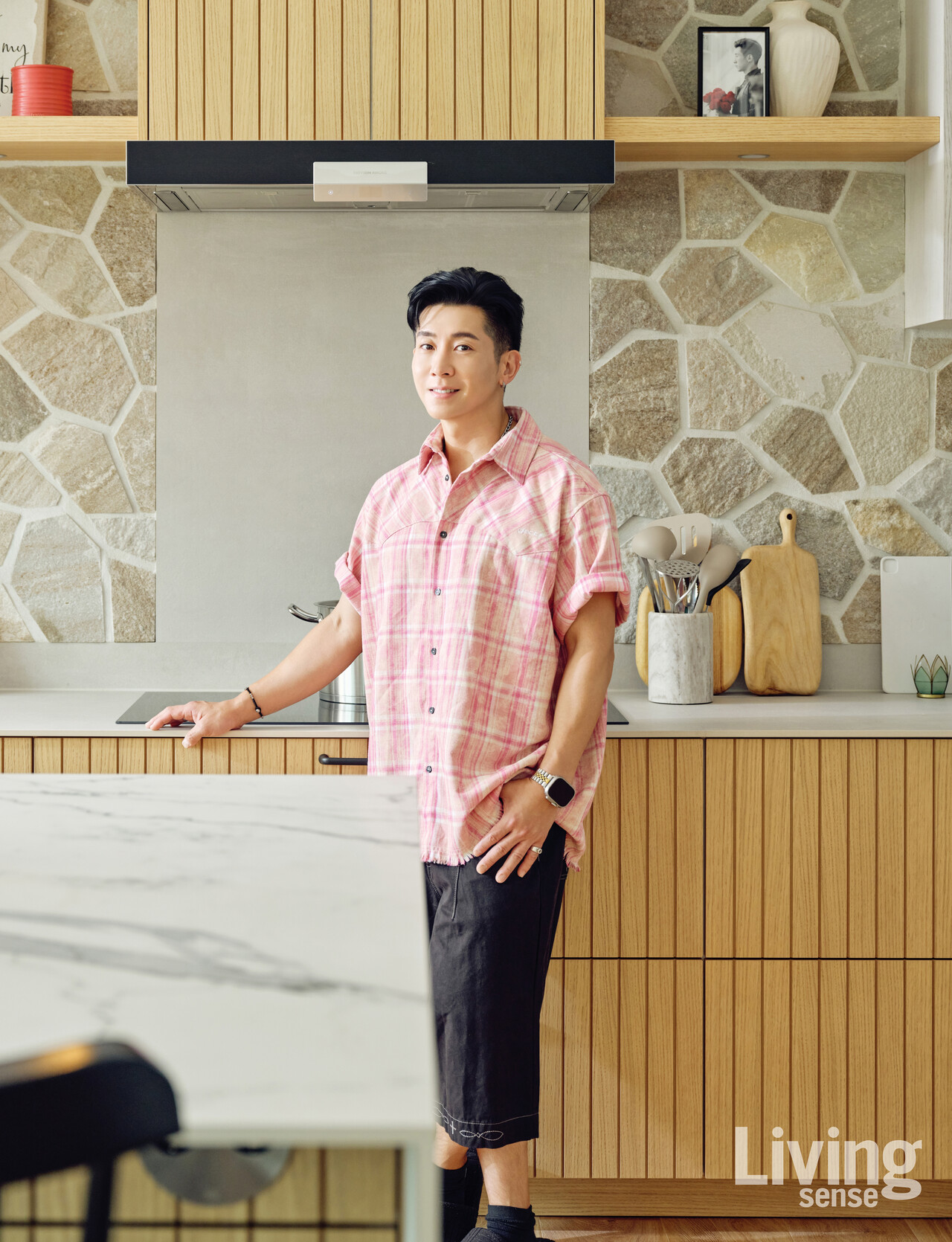  브라이언이 가장 애정하는 공간인 메인 주방은 나비엔 매직의 ‘3D 에어후드’ 덕분에 요리할 때마다 쾌적하고 편안한 환경이 유지된다