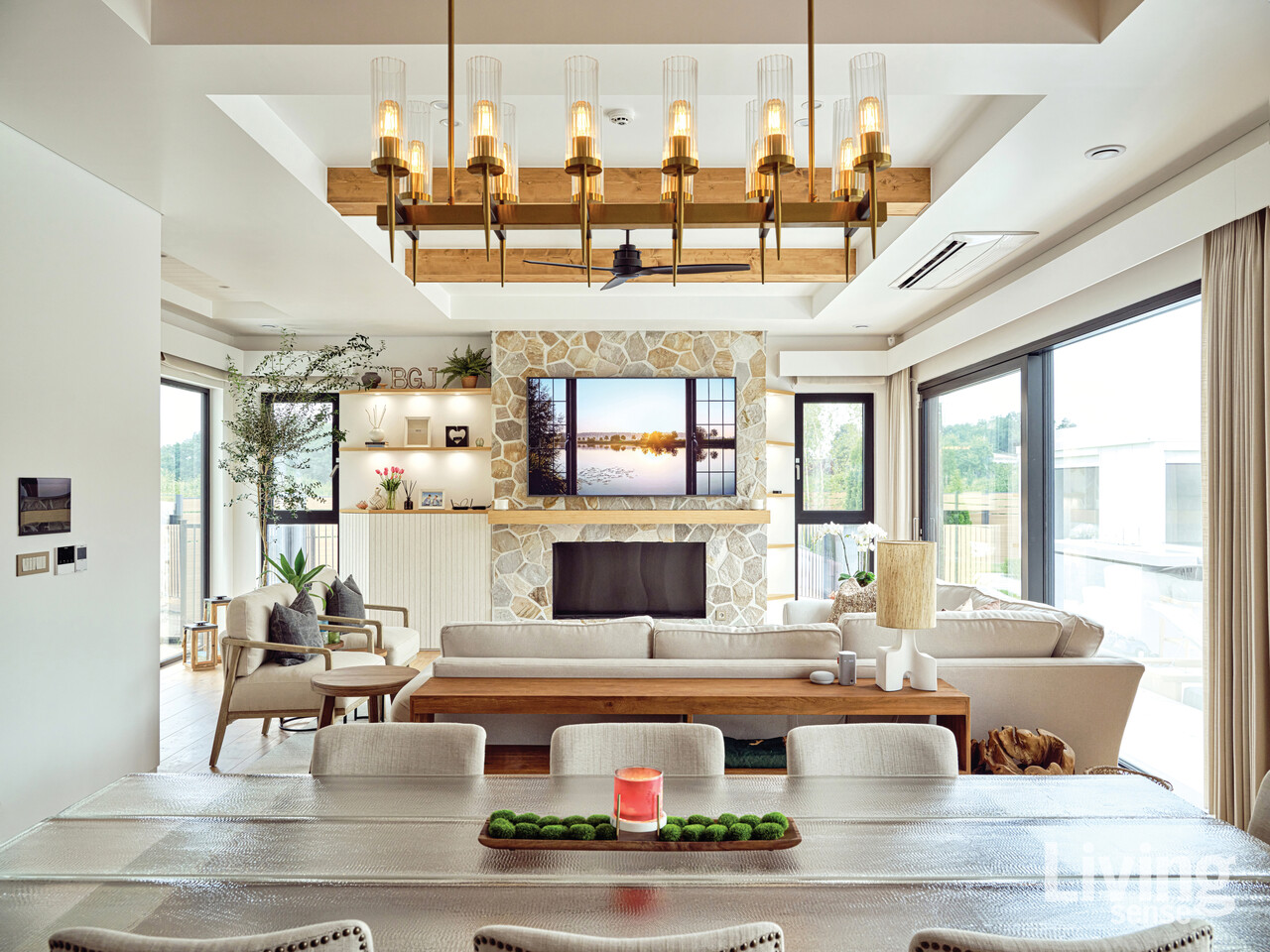 통창을 통해 마당과 이어지는 거실은 하루의 풍경을 평화롭게 담아낸다. 따스한 질감의 목구조와 석재마감이 어우러져, 집 안에서도 리조트 같은 여유를 느낄 수 있는 공간.