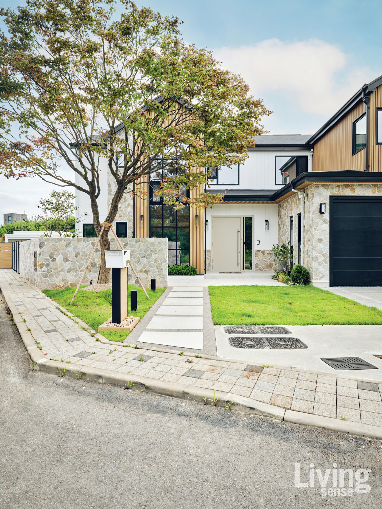 돌과 목재, 유리로 조화롭게 구성된 외관은 처음 마주하는 인상부터 브라이언의 취향을 고스란히 드러낸다.