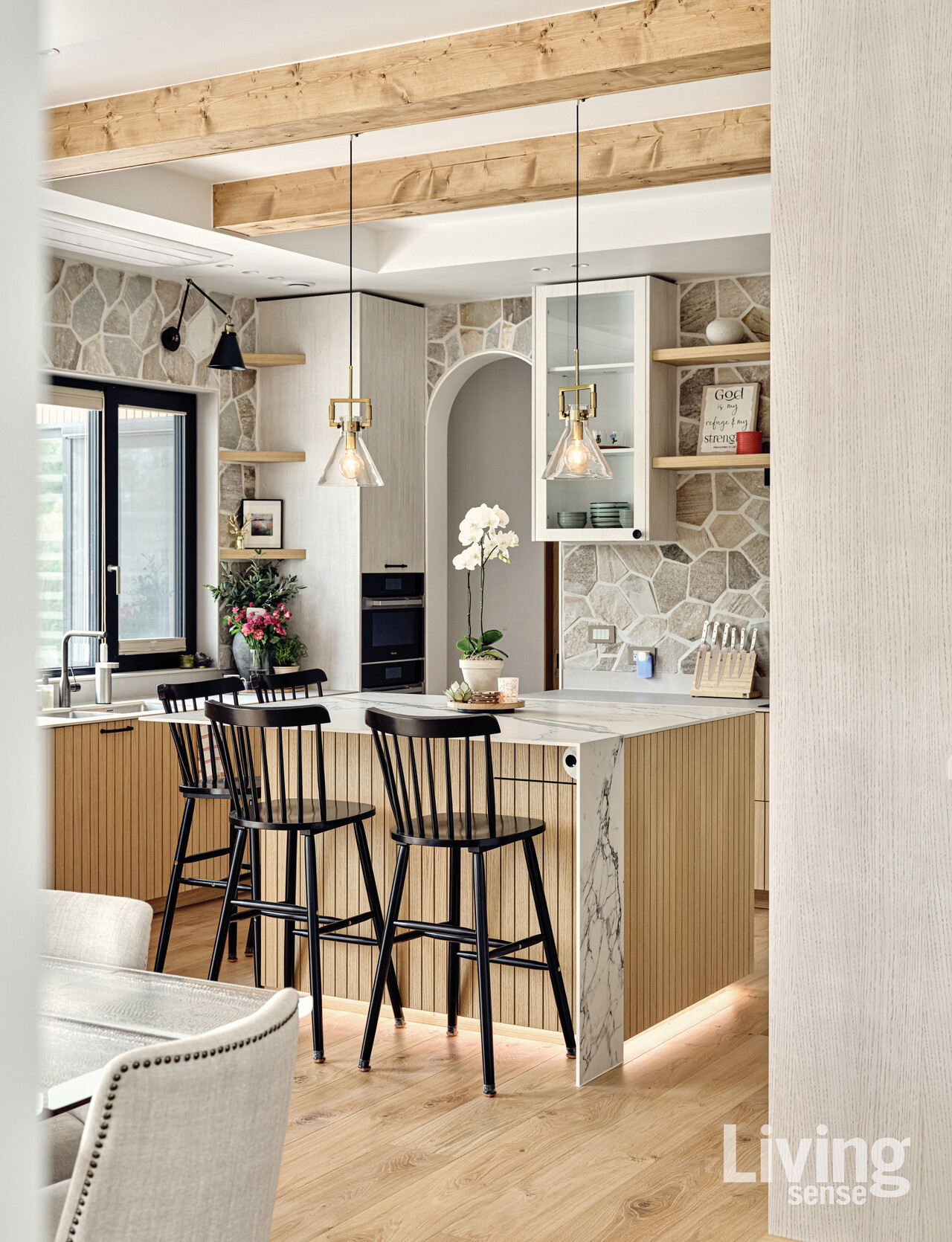 메인 주방 중심에 자리한 아일랜드 테이블은 조리대이자 간이 식탁으로 활용된다.