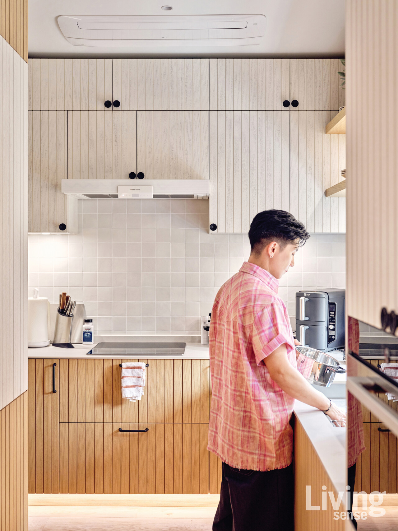 깔끔함을 중시하는 브라이언의 보조 주방. 조리와 정리를 동시에 고려한 동선 속에서, 나비엔 매직의 ‘3D 에어후드’는 공기까지 정돈된 일상으로 바꿔준다.