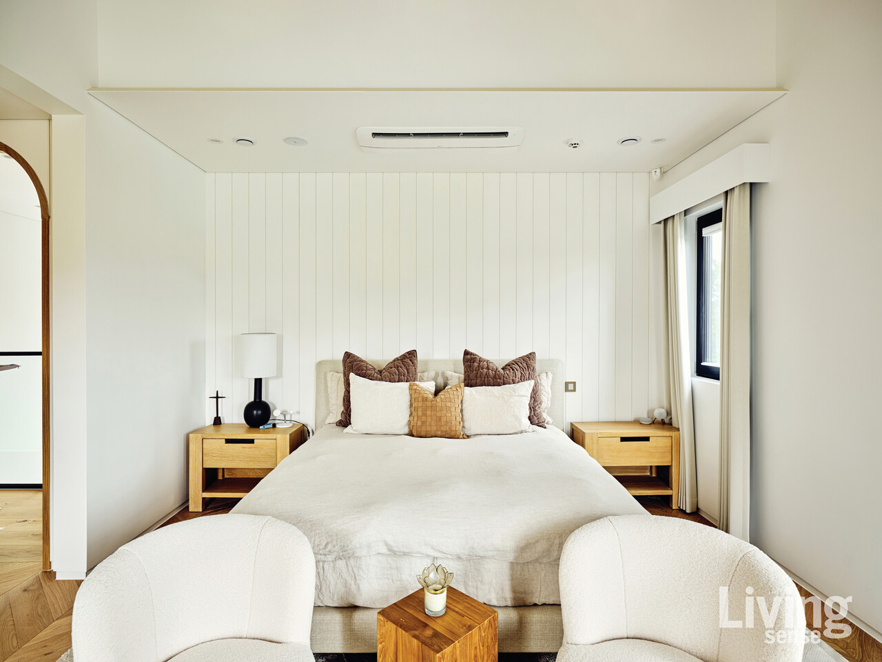 침대 양옆 천장에 매립된 디퓨저가 환기청정기를 통해 공기를 정화시켜, 더욱 편안하고 쾌적한 숙면을 취할 수 있도록 만들어준다.