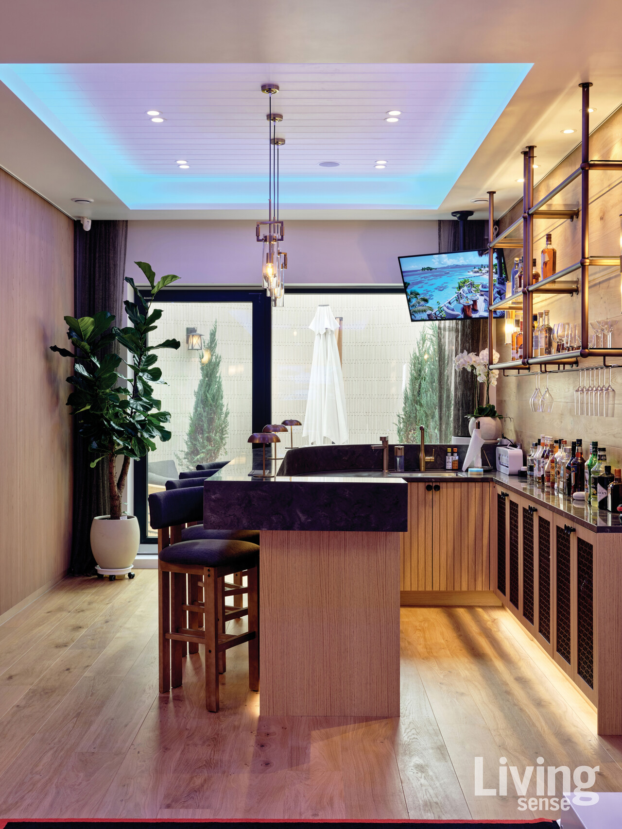바텐더 공간과 와인셀러, 간단한 싱크대까지 갖춰져 있고, 분위기를 한층 살려주는 조명 설계 덕분에 머무는 시간마저 특별하다.