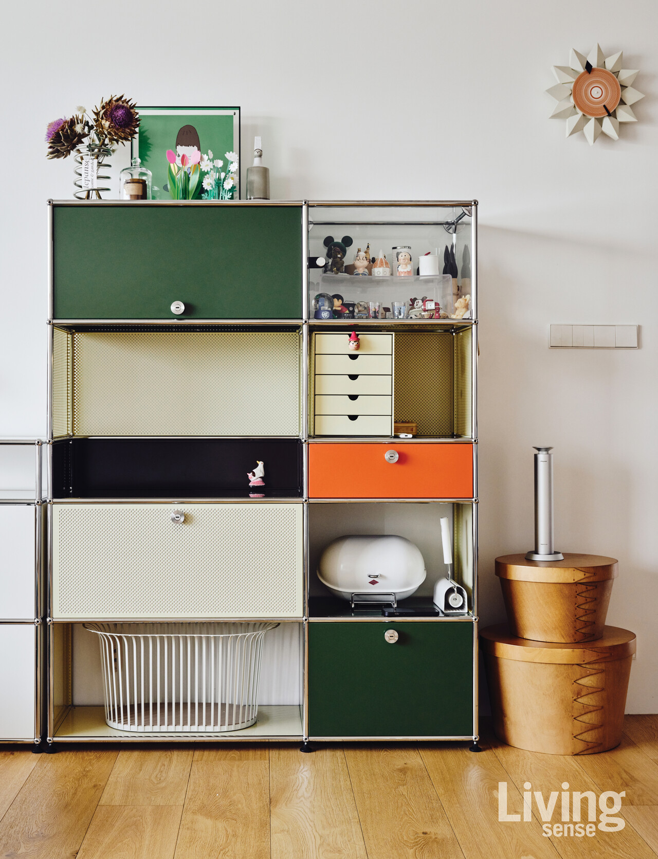 거실에 둔 USM 모듈 수납장. 컬러 선택의 폭이 넓어 만족스러운 아이템으로, 해외 여행을 다니며 사 모은 귀여운 피규어와 소품들을 전시해 두었다.