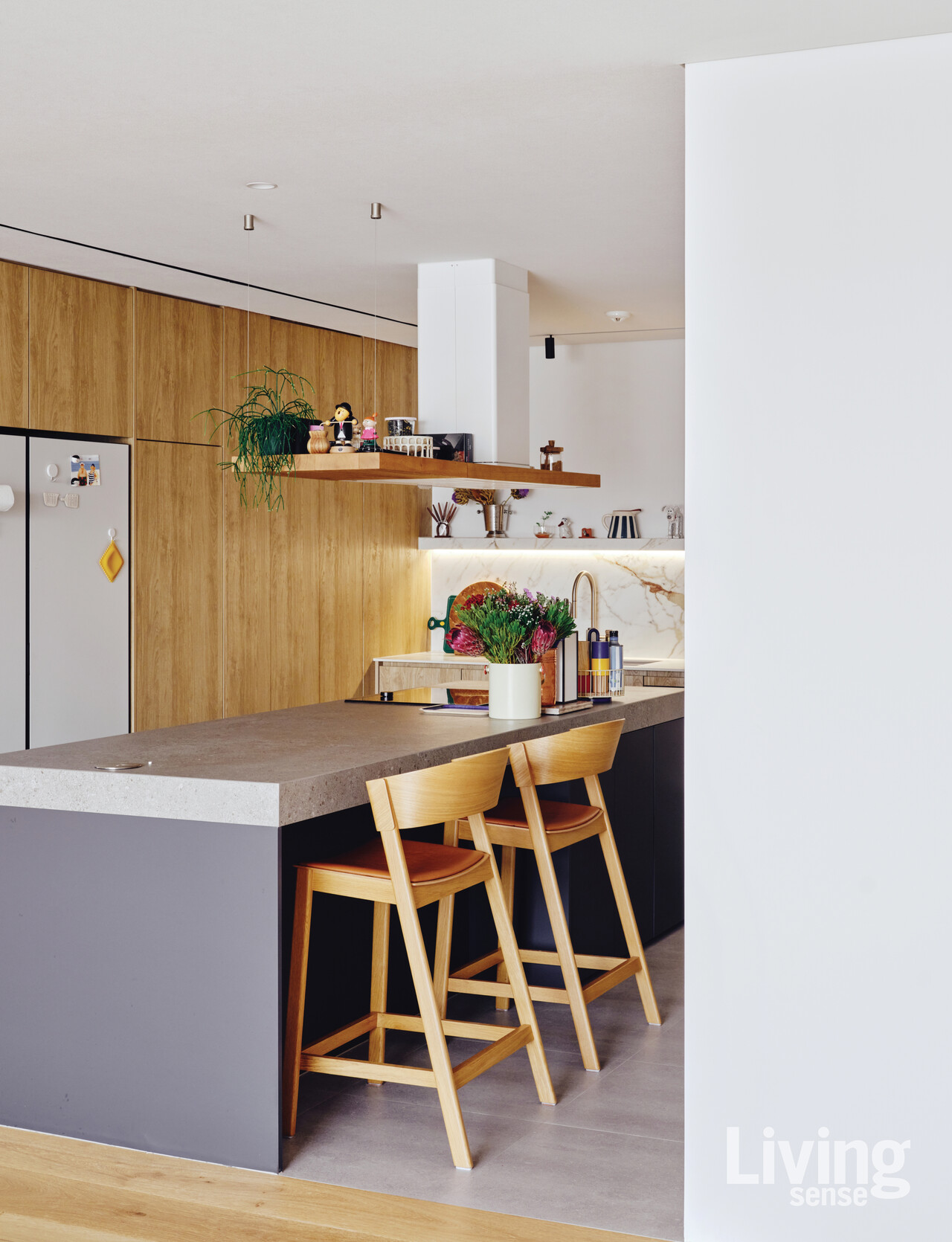 맛있는 음식을 함께 즐기는 것이 힐링이라는 최안순 대표와 남편. 부부의 취향을 담은 주방의 세심한 인테리어가 돋보인다. 주방의 왼쪽에는 히든 도어로 감춰진 보조 주방 겸 세탁실이 자리한다. 엘리카Elica의 바이오 아일랜드Bio Island 플로팅 후드를 설치했고, 무토Muuto의 커버 카운터 스툴Cover Counter Stool의 넉넉한 시트가 편안함을 더한다.