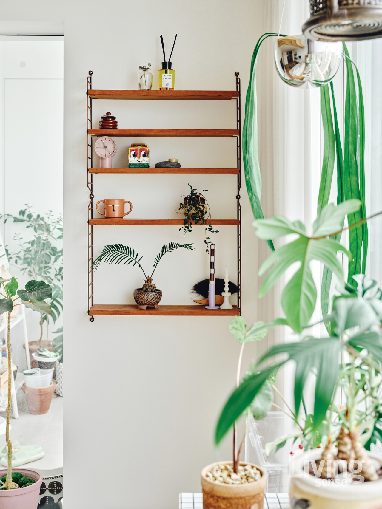 귀여운 오브제를 올려둔 스트링 퍼니처String Furniture의 선반.