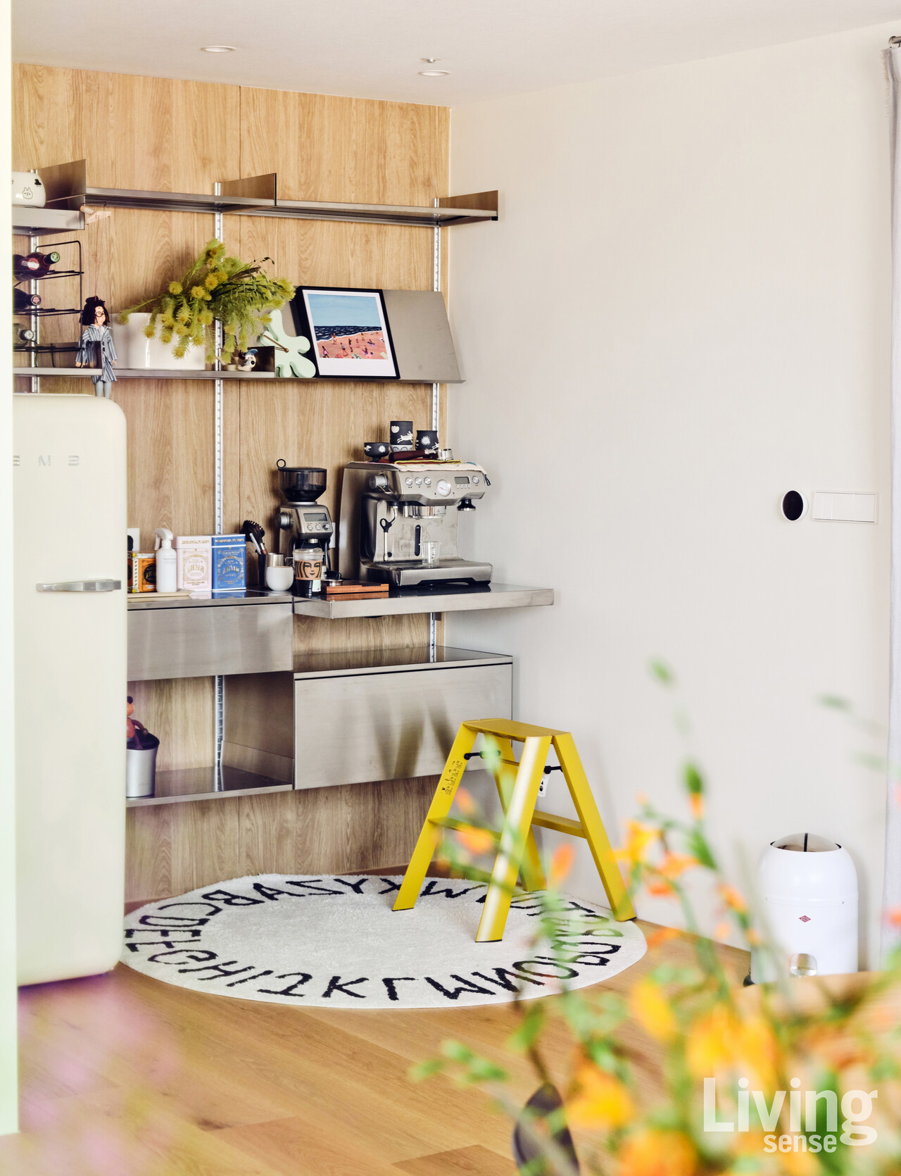 카페처럼 연출한 홈 오피스. 텍타Tecta M21 테이블이 공간의 중심을 잡아준다. 한쪽에는 레어로우Rareraw 스테인리스 선반과 브레빌Breville의 920 커피머신을 두었다.