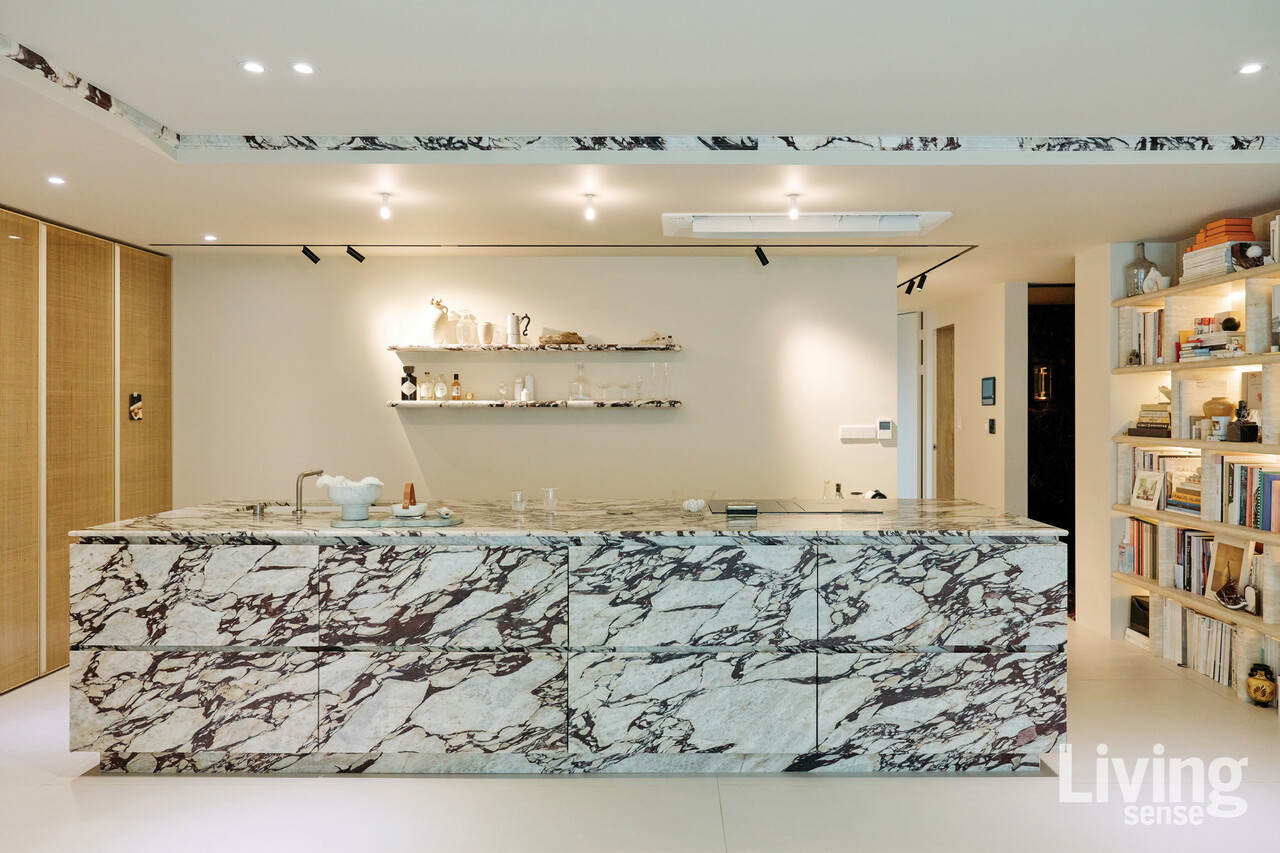 3.6m 길이의 대리석 아일랜드 테이블이 시선을 압도하는 김연지 씨의 주방. 30평대 주방 가구의 규격보다 더 넓고 길게 설계했다.
