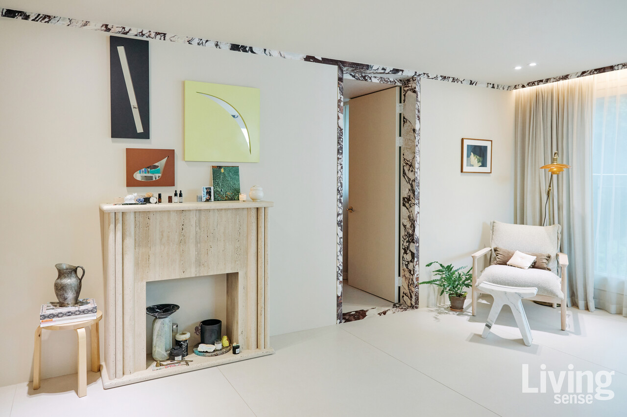 안방의 문틀과 천장의 몰딩, 이동이 가능한 벽난로 모두 대리석으로 포인트를 줬다.