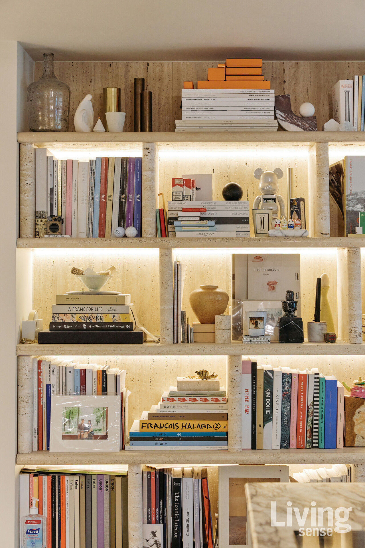 큼직한 사이즈의 디자인 아트 서적을 아름답게 수납하기 위해 직접 제작한 대리석 책장 겸 수납장.