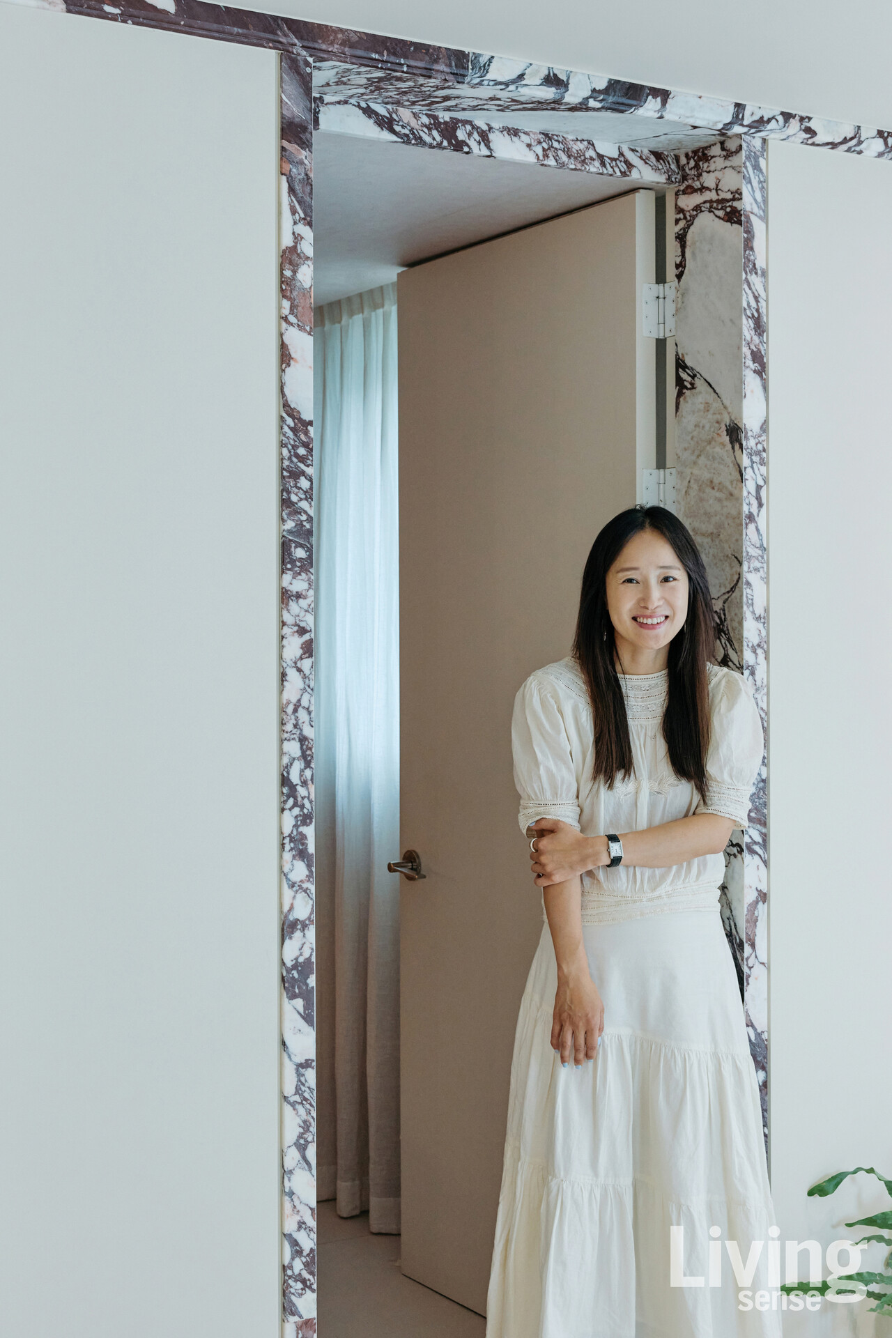 대리석을 주거 공간에 감각적인 요소로 사용한 이 집의 주인, 김연지 씨.