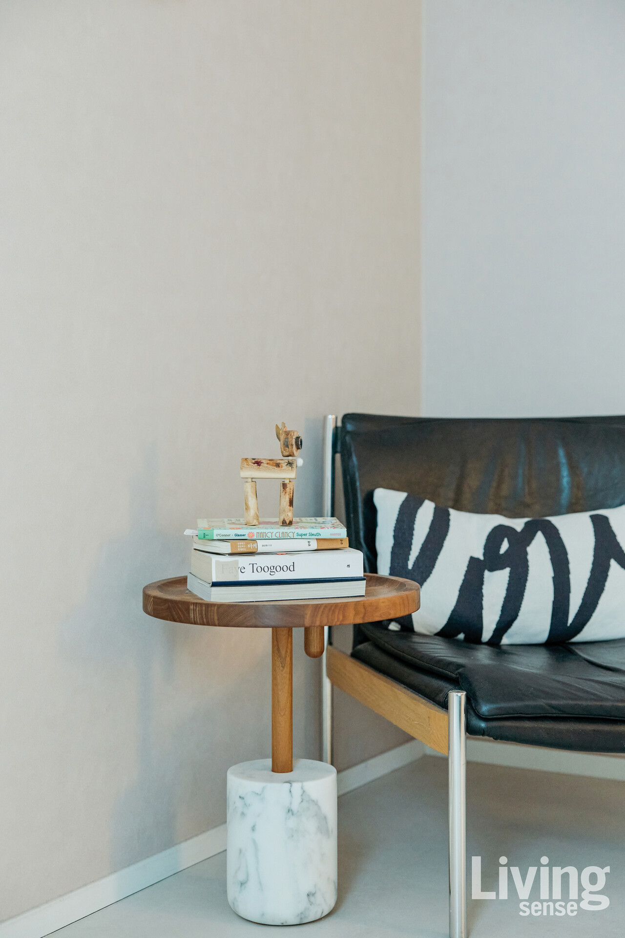 이 집의 구석구석을 살펴보면 대리석의 다양한 쓰임을 확인하는 재미가 있다. 나무 상판과 대리석 다리 조합의 테이블.