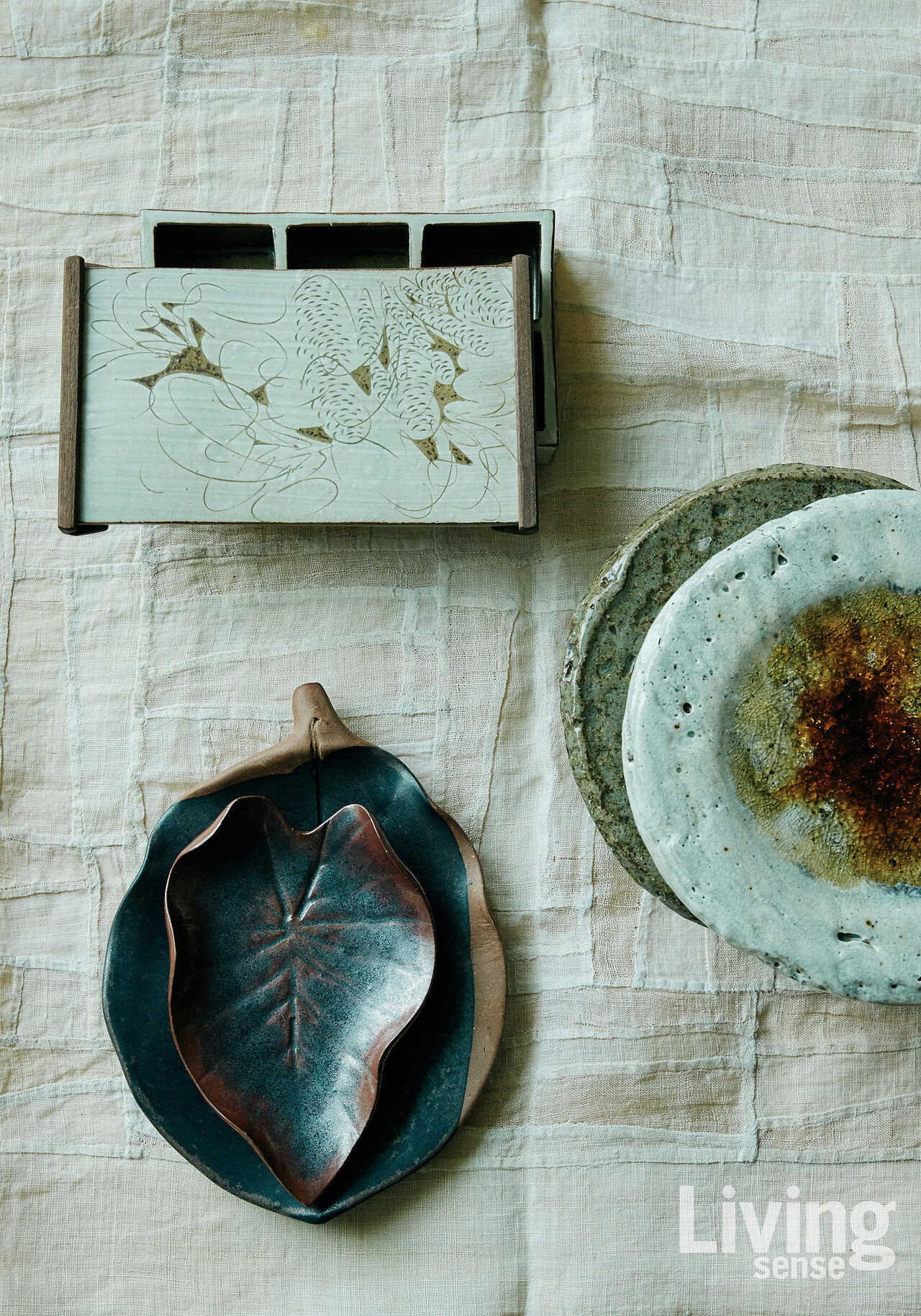 평소 그녀가 가장 아끼는 김정옥 도예가와 변승훈 작가의 그릇들.