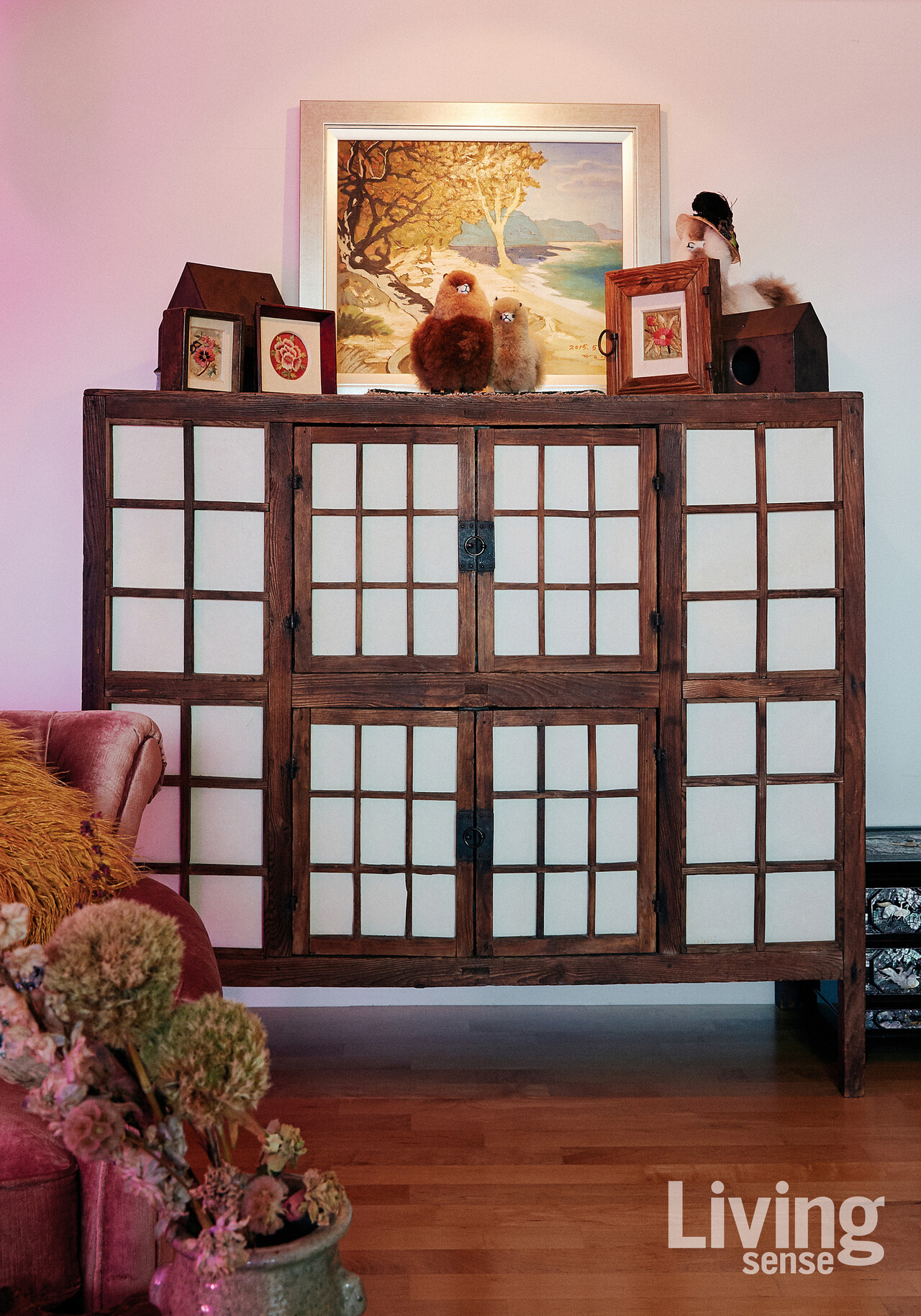 구하기 어려운 골동품 한지로 붙여 더 애착이 가는 가구는 딸 방에 놓았다.