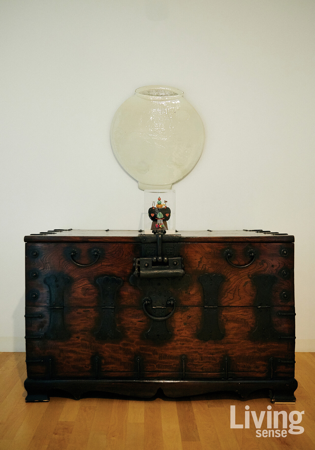 달항아리를 벽에 붙인 것 같은 변승훈 작가의 판 달항아리.