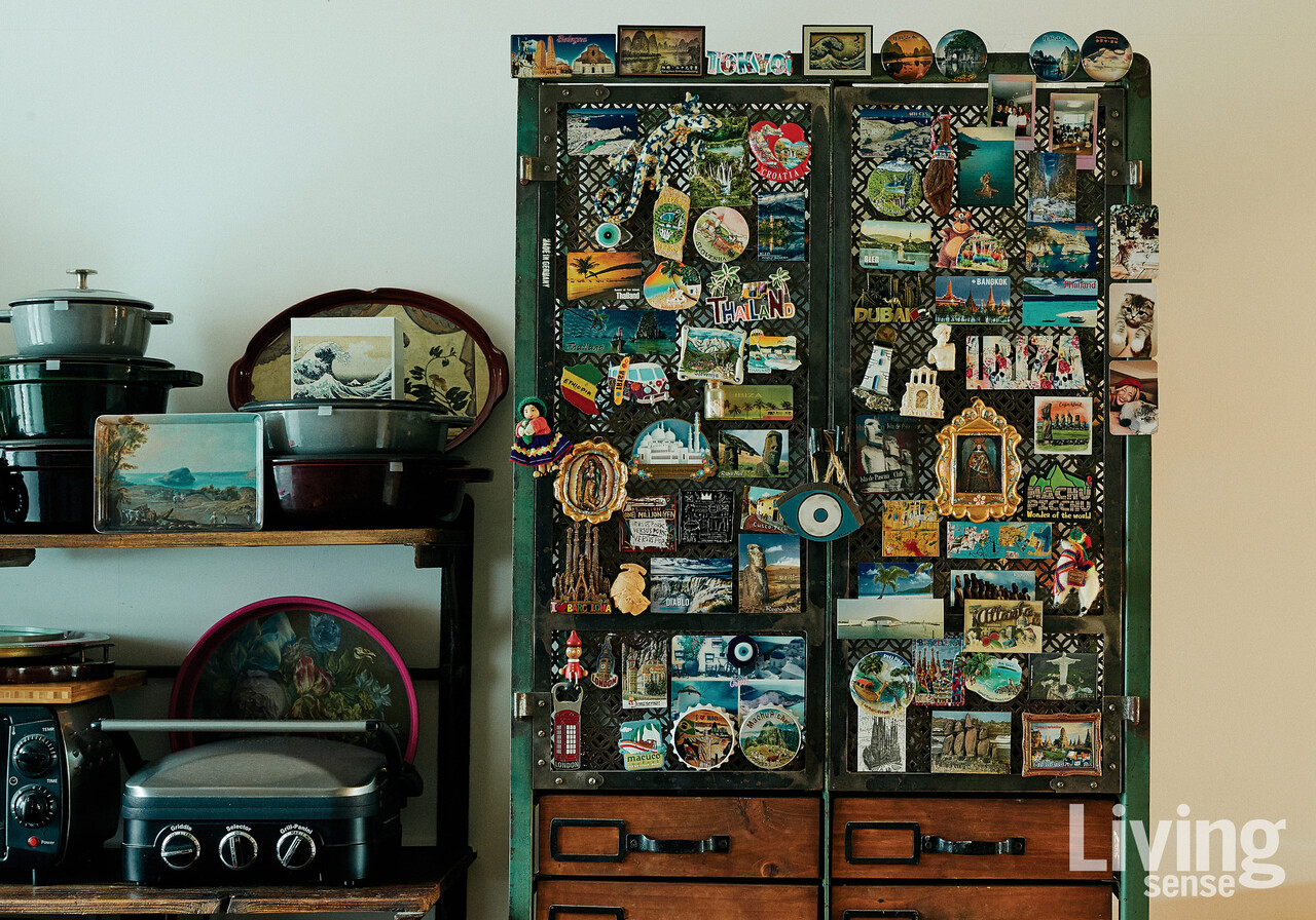 여행 마니아다운 그녀의 여행 소품들로 가득한 주방 한 켠.
