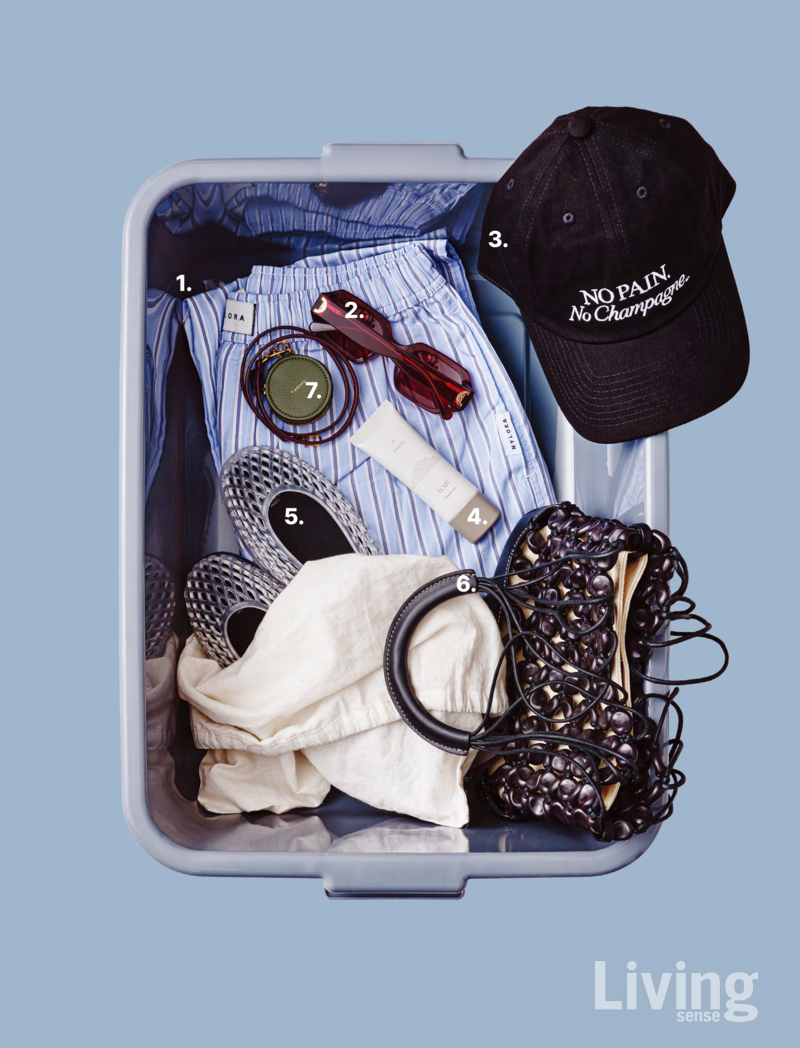 1 허리 밴딩으로 편안한 노아 팬츠 블루 볼드 스트라이프. 21만8000원 나이로라.2 체리 빛의 각진 프레임이 멋스러운 FACET 선글라스 렉탱귤러. 22만원 코스. 3 활용도 높은 존 캡 블랙. 7만5000원 나이로라. 4 시더우드의 따뜻한 나무 향으로 포근한 잔향을 남기는 핸드크림 AGRESTIC. 2만8000원 토아이.5 재사용 가죽으로 제작한 진주 조약돌과 120개의 매듭으로 완성한 솔레 에디션 블랙. 64만8000원 폴렌느. 6 컷아웃 젤리 발레 플랫 클리어. 13만5000원 코스. 7 피브레노의 스트랩이 달린 주얼리 파우치는 개인 소장품.