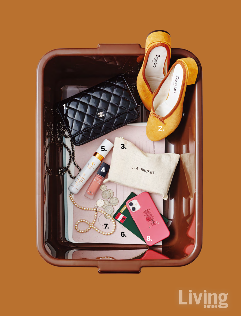 1,7,8 미니 백과 진주 네클리스, 휴대폰은 에디터 개인 소장품. 2 오렌지 컬러 스웨이드 뮬. 49만8000원 레페토.3 핸드&바디워시, 바디로션, 샴푸, 컨디셔너 등 4종 제품으로 구성된 트래블 사이즈 키트. 각 55ml, 59000원 라부르켓.4 휘핑 크림처럼 가볍고 에어리한 크림-투-파우더 텍스처의 디올 포에버 블러쉬 소프트 필터 #04데이지. 11ml, 7만2000원 크리스챤 디올 뷰티.5 촉촉하게 발리고 매끄럽게 밀착되는 스킨케어 포뮬러의 더 선스크린 SPF50. 30ml, 19만7000원 아우구스티누스 바더.6 310g의 두께감 있는 종이로 만들어 가볍고 튼튼한 아카이빙 파일. 각 4800원 GONGJANG by 포인트오브뷰. 