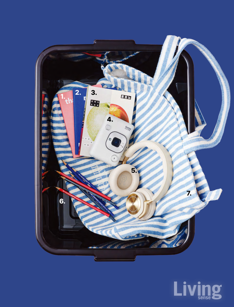 1 하루의 작은 감사들을 차곡차곡 쌓아 더 긍정적이고 단단한 나를 만들어줄 감사노트. 8400원 밑미.2 감정의 결을 섬세하게 기록하며 스스로를 들여다볼 수 있는 명상 노트. 8400원 밑미.3 배우 박정민이 “넷플릭스 왜 보냐, 성해나 책 보면 되는데”라고 극찬한 소설집《혼모노》. 진짜와 가짜의 경계를 묻는 압도적인 서사가 펼쳐진다. 1만8000원 창비. 4 아날로그 카메라와 포토 프린터는 물론 녹음기까지 하나에 담은 미니 리플레이. 26만5000원 인스탁스.5 주변 소음을 효과적으로 차단하고 섬세하게 보정해, 몰입감 높은 음악 감상을 가능하게 하는 베오플레이 HX 헤드폰. 79만9000원 뱅앤올룹슨. 6 부드러운 필기감과 연필 끝이 오랫동안 날카롭게 유지되는 고급 삼나무 소재의 에델바이스 연필. 각 1700원 까렌다쉬 by 포인트오브뷰.7 여름을 떠올리게 하는 촉감의 코튼 혼방 테리 소재에 넉넉한 수납력을 더한 스트라이프 테리 라지 백. 11만8000원 아비에무아.