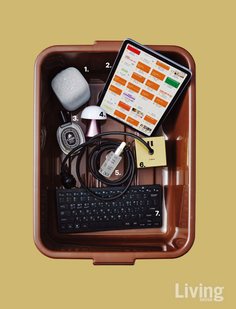 1 고음까지 선명하게 전달하는 사운드와 스피커 상부에 있는 마이크, 에코 제거 기능으로 화상 회의에서도 유용한 링크버즈 스피커. 24만9000원 소니. 2 가볍고 슬림한 디자인으로 이동이 많은 출장지에서도 부담 없이 휴대할 수 있다. 간단한 문서 작업은 물론 영상 편집까지 가능한 아이패드 Air 4세대 11인치. 가격 미정 애플. 3 시원한 나뭇잎 향과 우아한 장미 향이 어우러져 마치 정원 속을 거니는 것 같은 기분을 선사하는 롬브르 단로 오 드 퍼퓸. 75ml, 28만9000원 딥티크. 4 손바닥 크기의 MINA S 무드등. LED 일체형 포터블 조명으로, 버튼 하나로 밝기 조절과 조명색 변환까지 가능하다. 5만원 렉슨. 5 주닥의 히알루이드 C 수딩 앰풀. 보습은 물론 미백과 피부장벽 강화까지 한 번에 케어해 준다. 30ml, 6만8000원 주닥. 6 3개의 소켓과 2개의 USB 포트를 갖춘 스퀘어 원 멀티탭은 깔끔한 사각형 디자인으로 공간의 감도까지 높여준다. 7만9000원 아볼트. 7 최대 3대의 기기와 페어링 가능한 N패드 라이트 블루투스 키보드. 노트북에 주로 쓰이는 펜터그래프 방식을 적용해, 소음이 적고 장시간 타이핑에도 피로감이 적다. 1만9900원 엔보우. *2번부터 7번까지 모두 에디터 개인 소장품