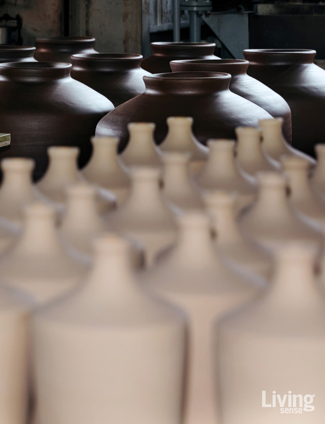 담을술공방의 소주는 이윤, 윤서예 부부가 직접 개발한 항아리에서 오랜 시간 숙성되어 완성된다. 부부는 늘 초심을 잃지 않고 정성을 다해 술을 빚어낸다.