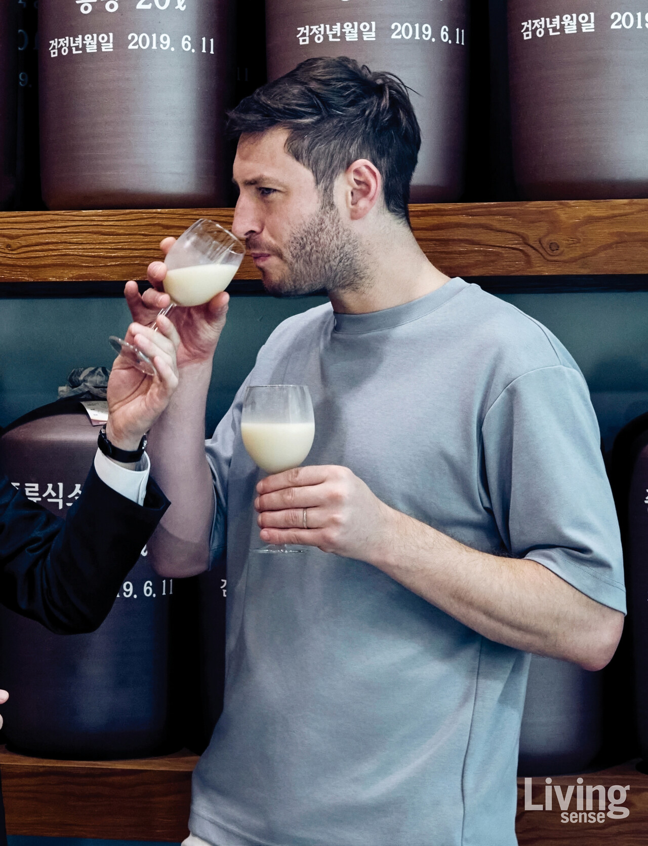 증류식 소주를 만들기 전, 쌀을 발효시켜 만든 밑술을 맛보는 조셉 셰프의 모습. 밑술의 도수는 약 18도로, 깔끔한 목넘김이 특징이다.