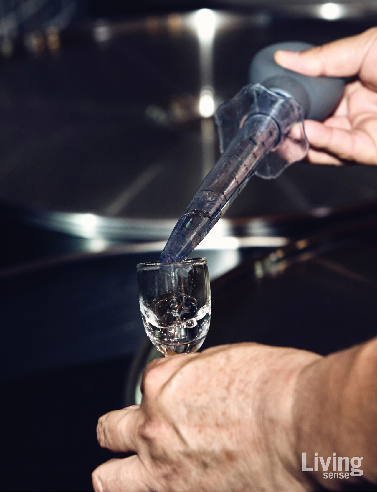 증류식 소주 원액을 스포이트로 뜨는 모습.