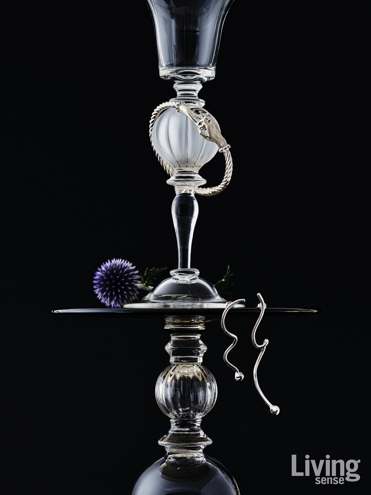 안나리사, ‘Kuura’ Series Globlet위 두 손이 조심스럽게 맞잡은 형상을 담은 ‘홀드 마이 핸드 뱅글’. 서로를 향한 연결과 지지의 마음을 조형적으로 풀어낸 디자인이다. 팔목을 따라 세팅된 10개의 천연 스톤이 은은한 우아함을 더한다. 53만8000원 앙스모멍.아래 자유롭게 흘러내리는 듯한 곡선이 인상적인 ‘프래그먼츠 이어링 42’. 고정된 라인이 얼굴선을 따라 입체적인 포인트를 더해주어 감각적인 룩을 완성해 준다. 9만8000원 레인디어.