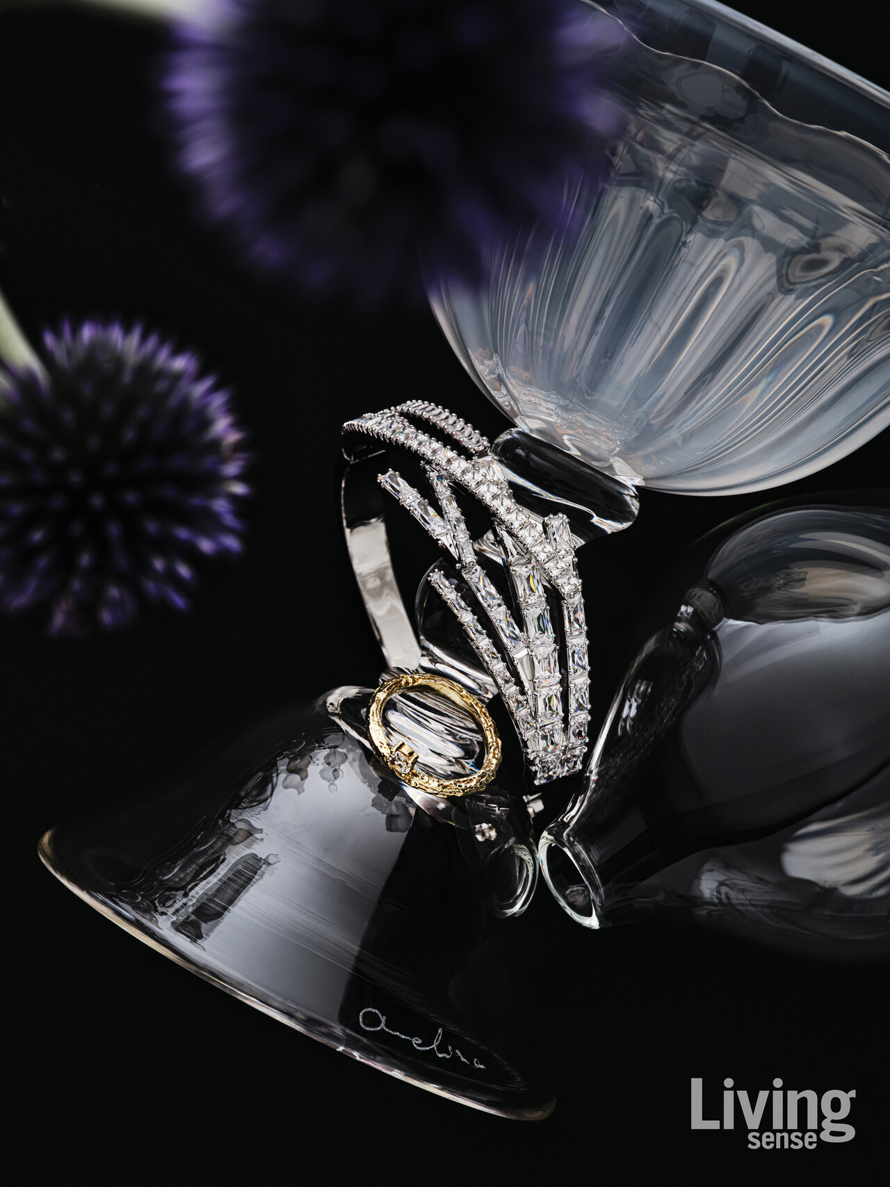 안나리사, ‘Nostalgia’ Series Stand위 정교하게 세팅된 지르코니아가 촘촘히 배열되어 있어, 손짓 하나에도 우아한 광채가 살아나는 ‘매트릭스 뱅글’. 촘촘하고 입체적인 디자인이 스와로브스키 특유의 화려함을 더욱 강조한다. 60만원 스와로브스키.아래 자연에서 영감을 받아 나뭇가지의 결을 고스란히 간직한 텍스처의 ‘트위그 링’. 그 위로 맑고 투명한 화이트 토파즈를 얹어 움직임에 따라 맑은 빛을 발한다. 20만8000원 앙스모멍.