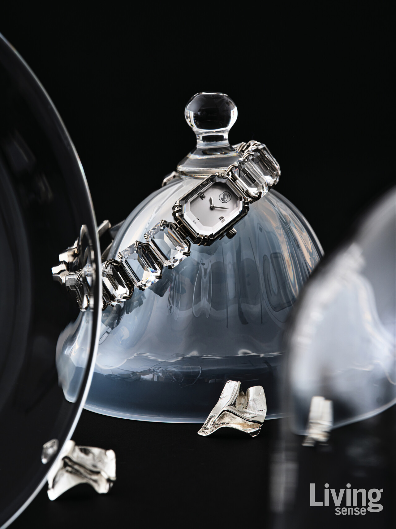 안나리사,‘Nostalgia’ Series Dome위 옥타곤 형태의 크리스털이 리듬감 있게 이어지는 ‘옥타곤 컷 브레이슬릿’ 워치. 입체적인 커팅 면으로 손목을 따라 맺히는 반짝임이 마치 날카롭고 정제된 빛의 파편처럼 선명하게 빛난다. 65만원 스와로브스키.아래 구겨진 것처럼 표현된 표면의 ‘프래그먼츠Fragments 이어링 16’. 비정형적인 텍스처가 주는 거친 감도 때문에 하나만으로도 룩에 유니크한 힘이 실린다. 12만원 레인디어.