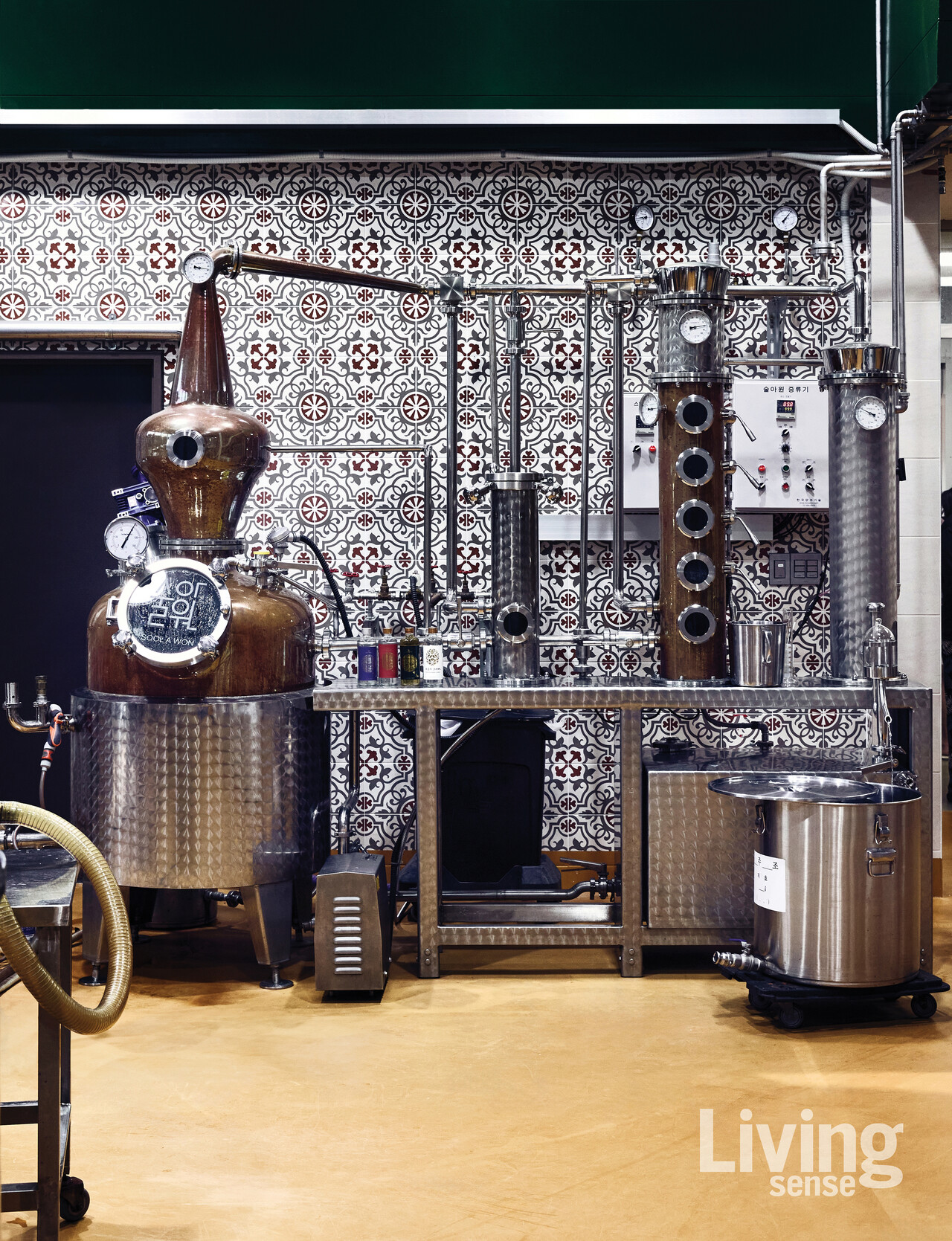 양조장 한쪽에 자리한 다단식 동증류기. 방문 당시, 뜨거운 김과 함께 술이 증류되는 순간을 목격할 수 있었다.