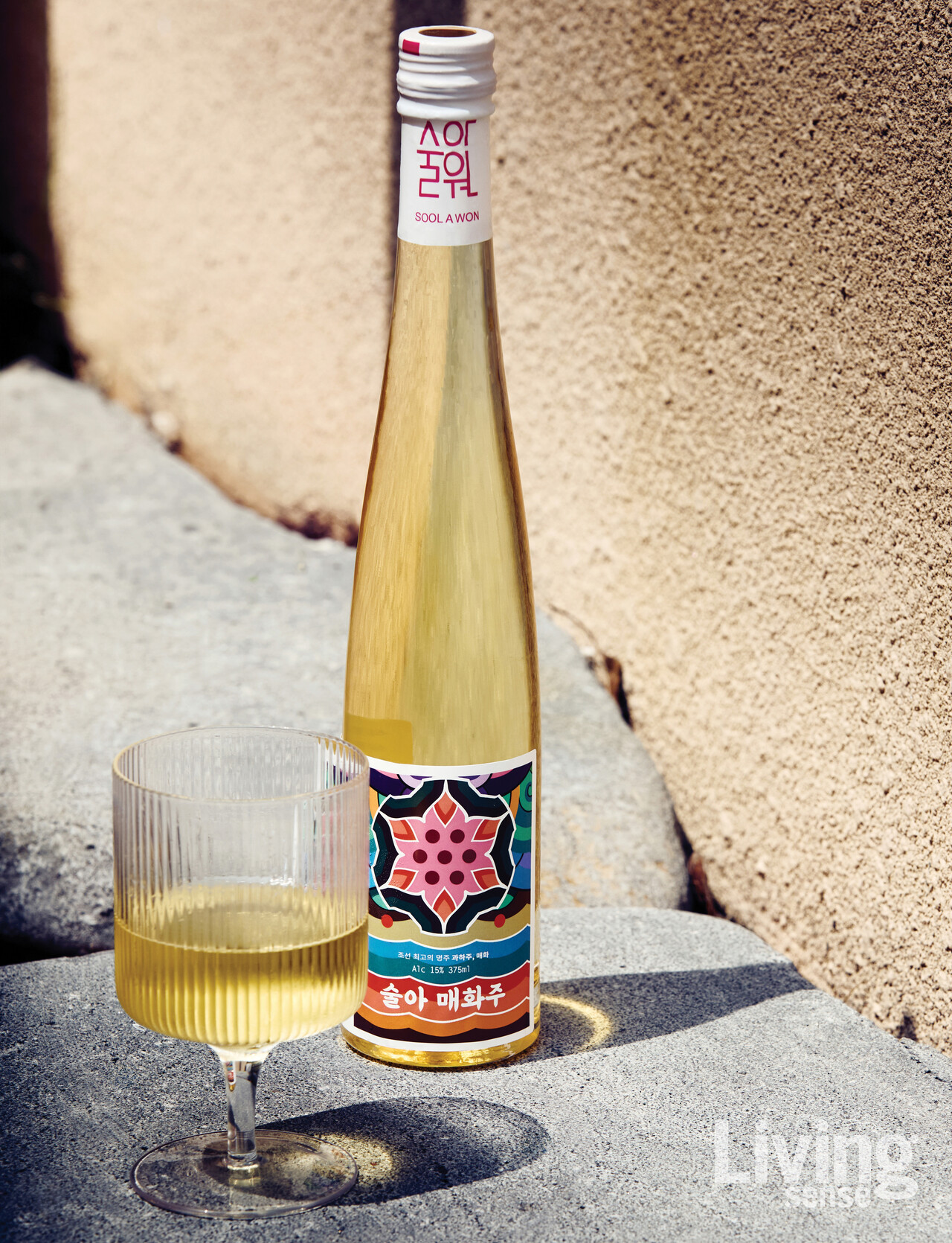 술아원의 시그니처 과하주 중 하나인 봄 에디션, ‘술아 매화주’. 높은 도수에도 목 넘김이 부드럽고, 달콤한 맛이 특징이다.