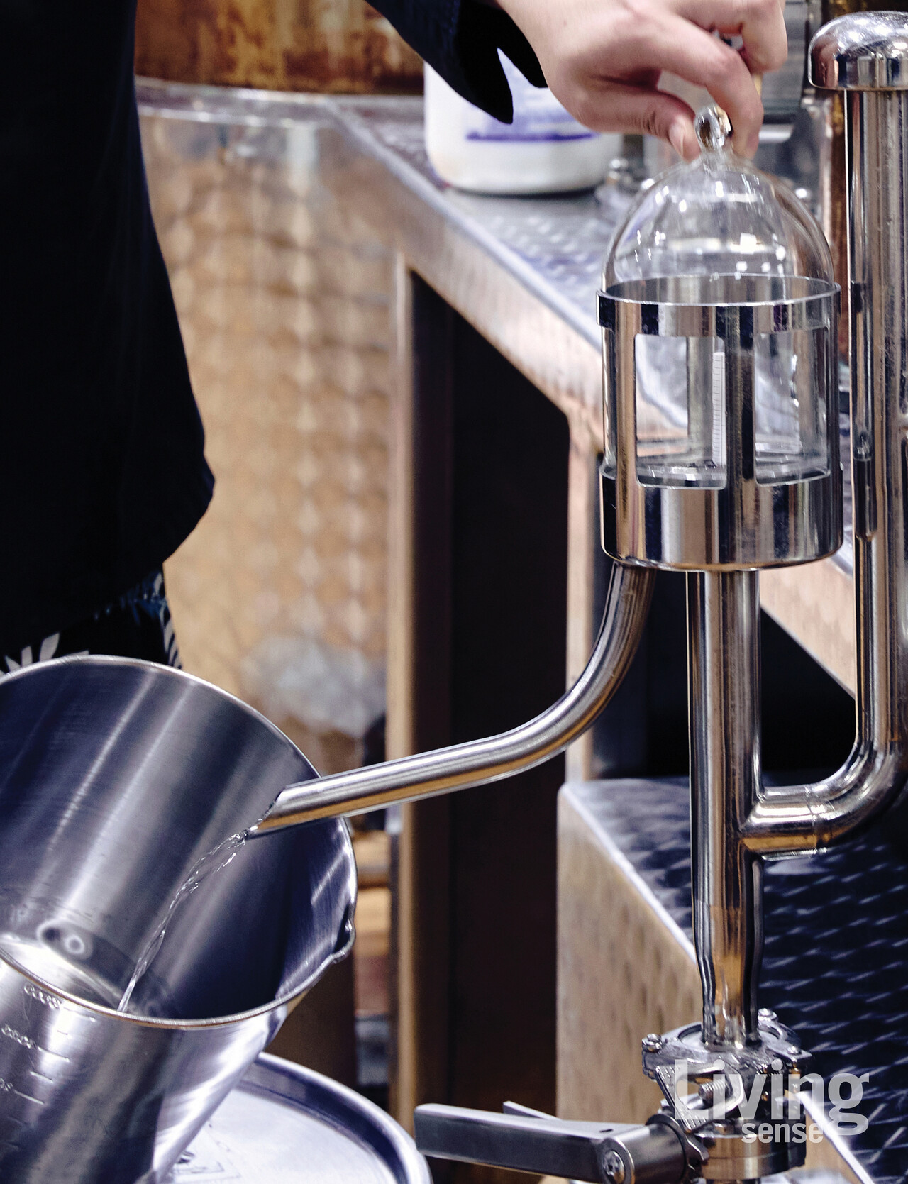 가열된 술이 증류 과정을 거쳐 통에 모여드는 모습. 투명한 증류주가 탄생하는 과정을 눈으로 확인할 수 있었다.