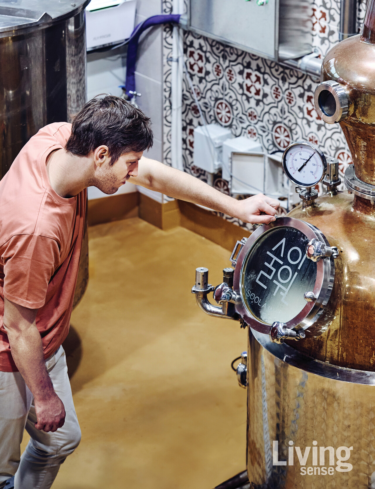 기계를 살피며 술의 증류 과정을 지켜보고 있는 조셉 리저우드 셰프.