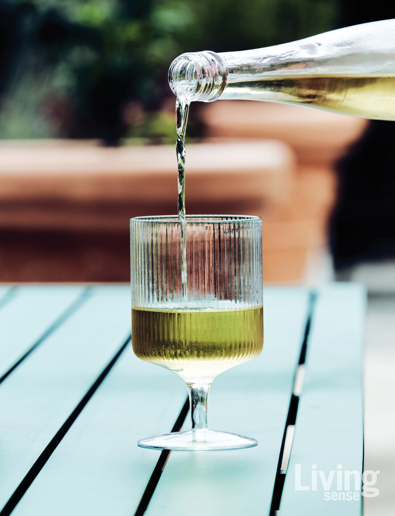 술아원의 과하주를 잔에 따르는 장면.