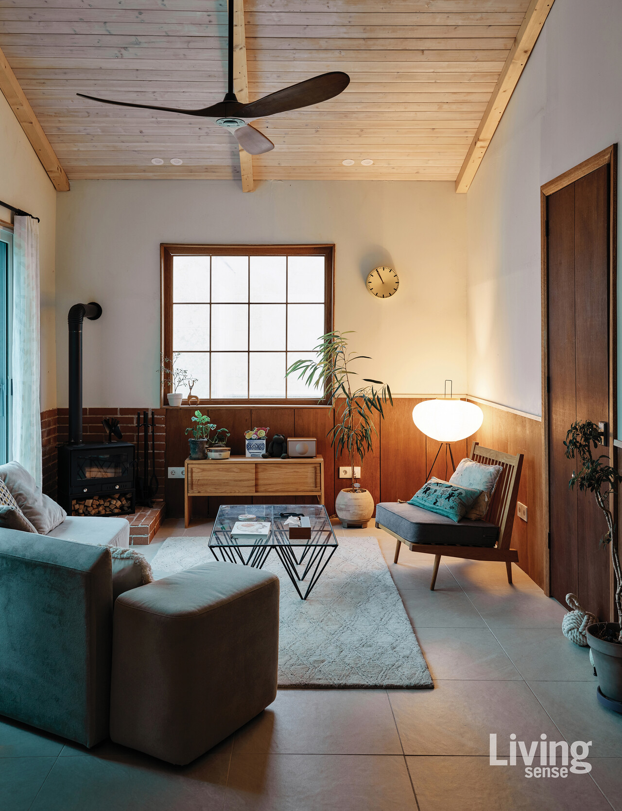 2층 거실에는 패브릭 소파와 벽난로, 조명을 두어 아늑한 분위기를 연출했다. 왼쪽 모듈형 소파는 잭슨카멜레온의 ‘슬래시’, 오른쪽 1인용 소파의 프레임은 가레스 씨가 직접 만든 것.