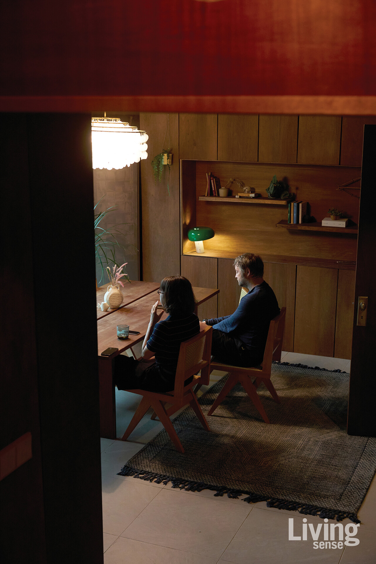 1층 거실, 직접 만든 다이닝 테이블 위에서 이야기를 나누는 강혜민 씨와 가레스 씨. 뒤쪽 벽면을 채운 수납장 또한 남편의 손에서 완성됐다.