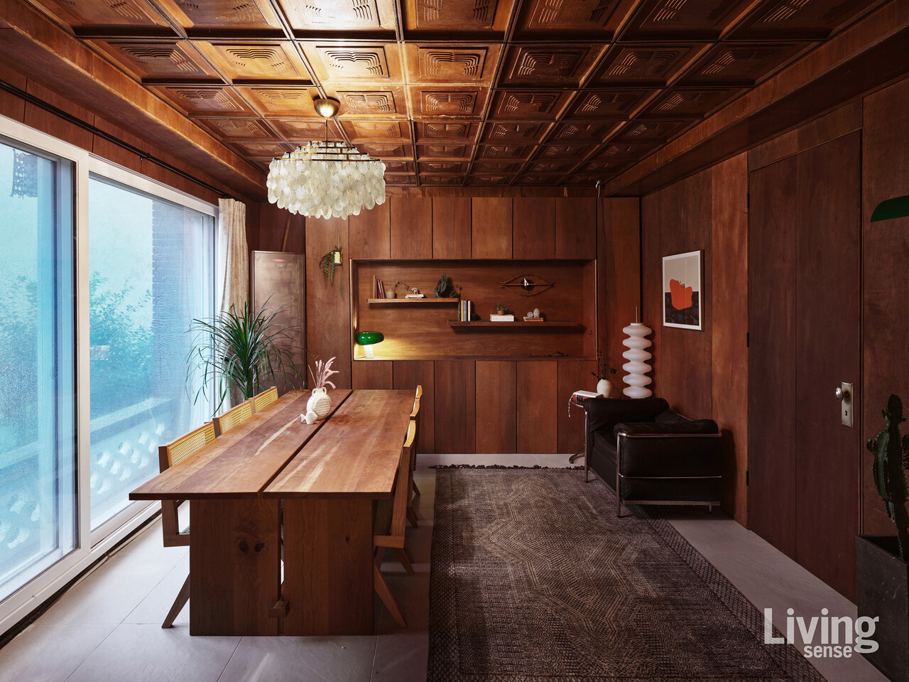 오랜 세월을 견딘 나무 천장은 그대로 살리고, 그에 어울리는 목재로 문과 벽을 짜 넣었다. 곳곳에 놓인 초록빛 식물이 조화를 이룬다.