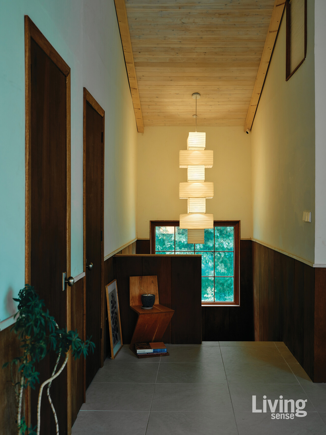 2층으로 향하는 계단 천장에는 뉴욕에서 들여온 이사무 노구치의 아카리Akari 36N 램프를 설치해 안락한 분위기를 냈다.