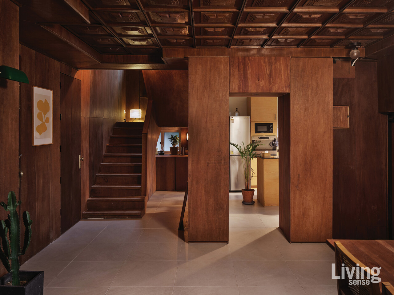 안방은 주방으로 새롭게 단장하고, 계단 옆쪽 벽을 터서 작은 팬트리 공간으로 완성했다.