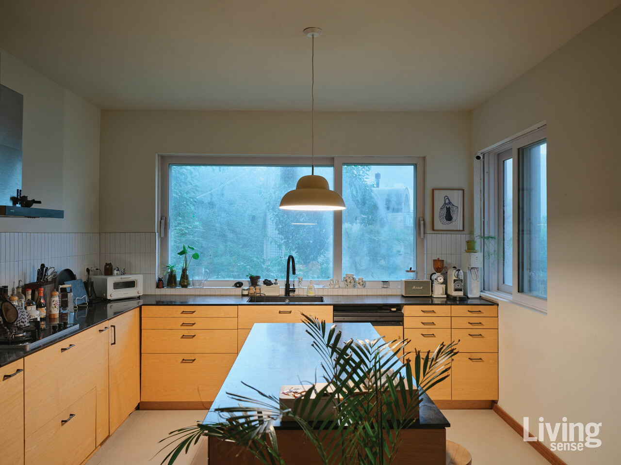 요리를 즐기는 부부가 가장 좋아하는 주방. 이케아의 주방 시스템을 기본으로, 서랍의 나무문과 아일랜드 식탁은 가레스 씨가 제작했다.