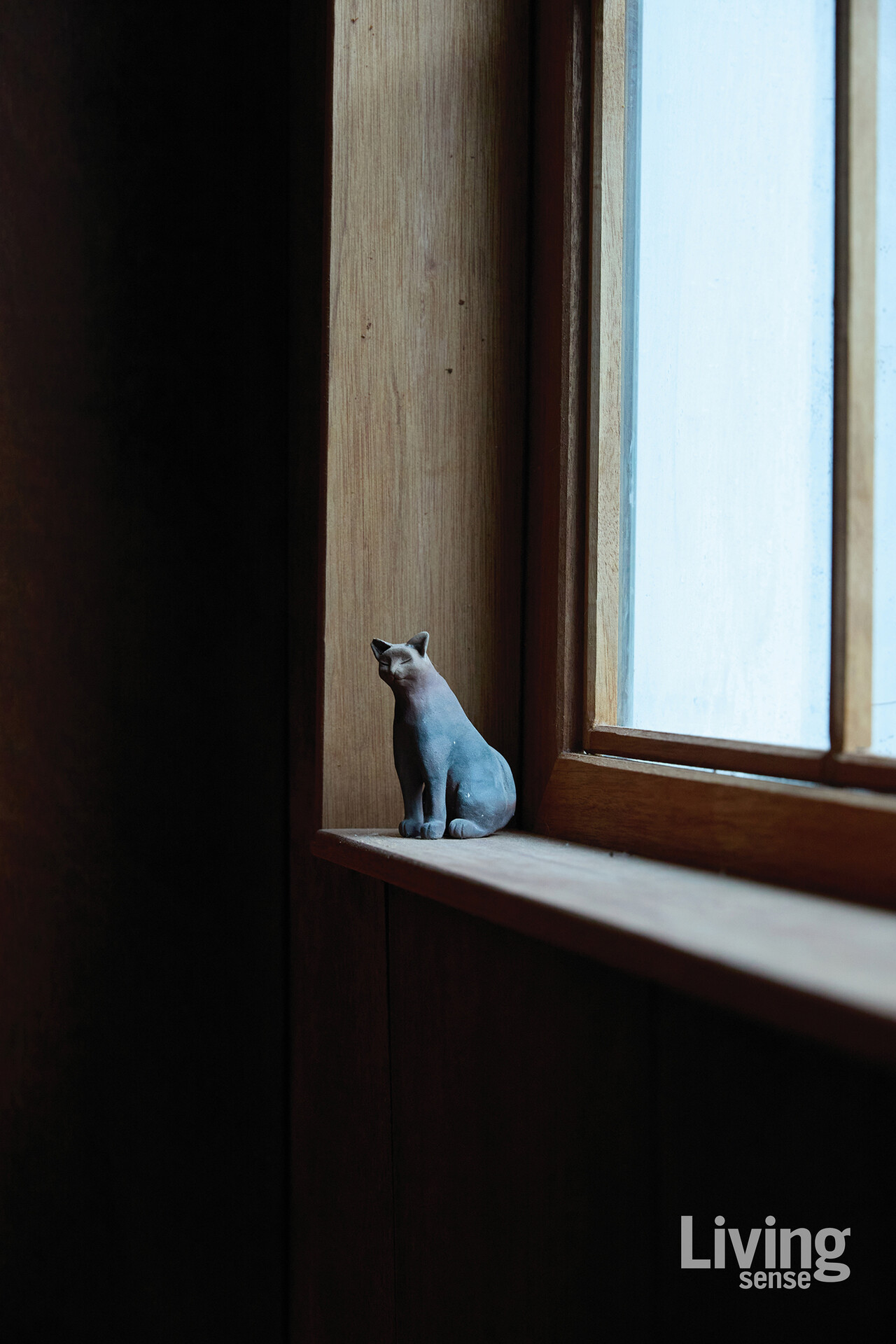 아기자기한 포인트가 되는 창틀의 고양이 모형.