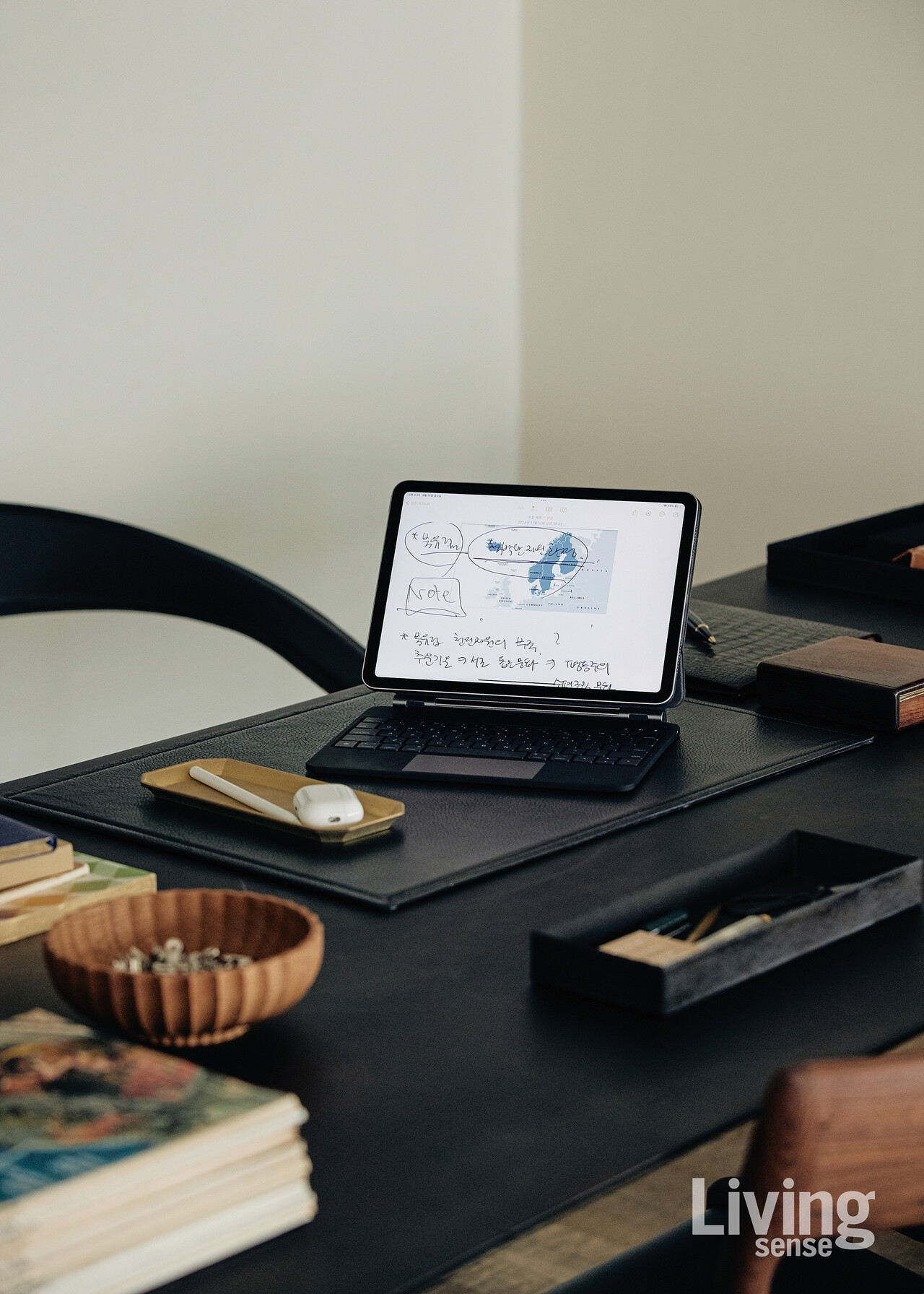 문서 정리와 간단한 메모는 아이패드와 노트북으로 충분하다. 일상의 실용을 책임지는 도구.