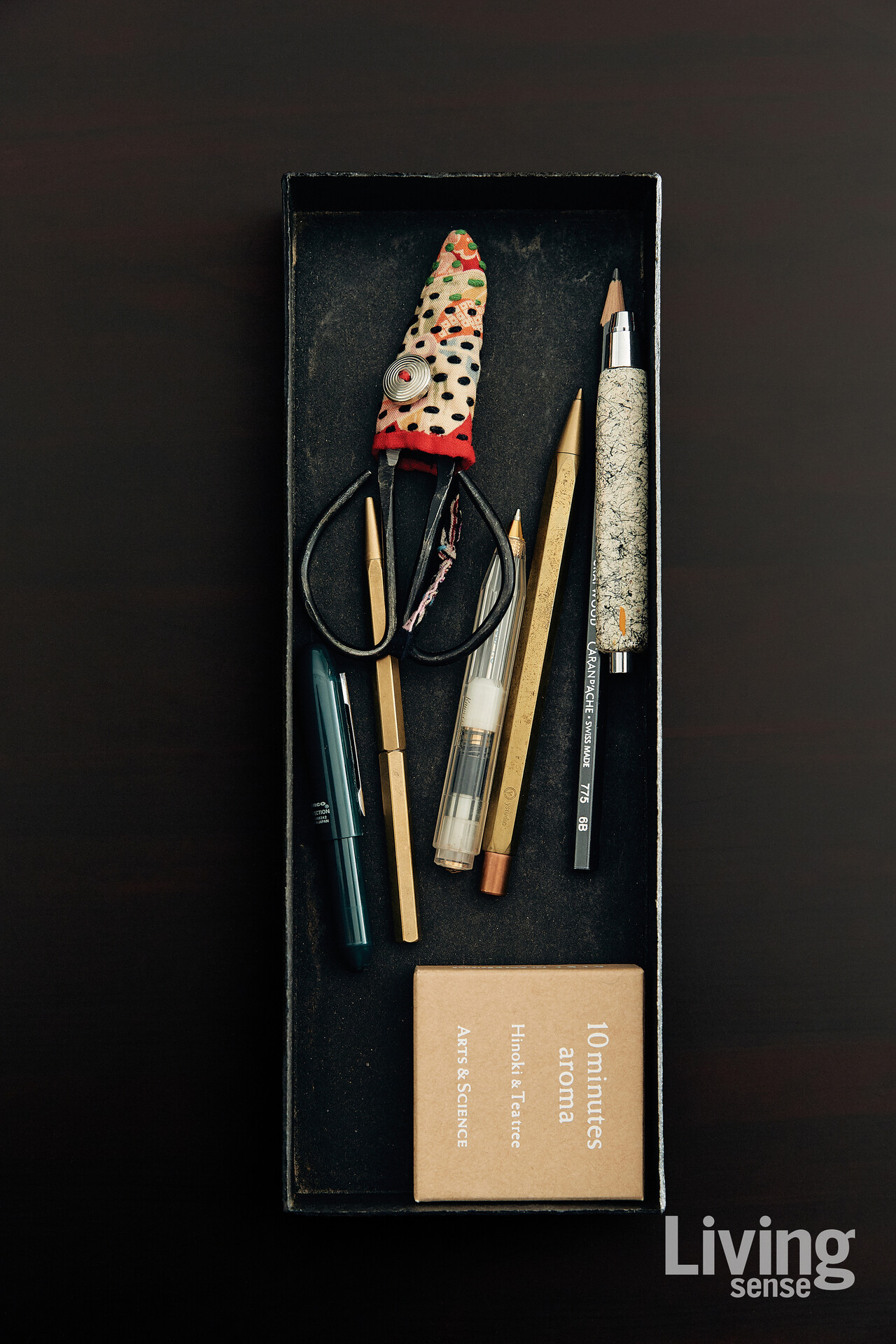 유남권 작가의 ‘지태칠기 트레이’ | 종이를 겹겹이 쌓고 옻칠로 마감하는 전통 기법으로 완성된 작품. 반복된 칠 위로 한지의 결이 은근히 드러나 고유의 깊이를 더한다.